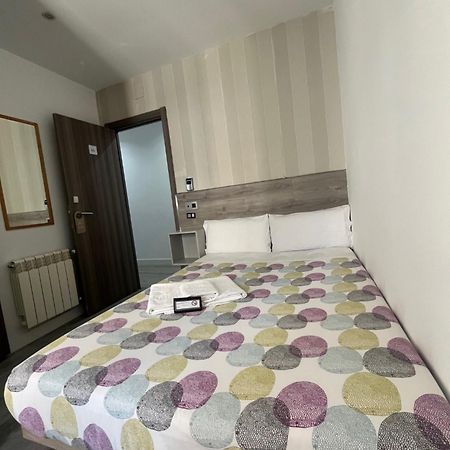 ฮอสทัลอาบริล Hotel มาดริด ภายนอก รูปภาพ