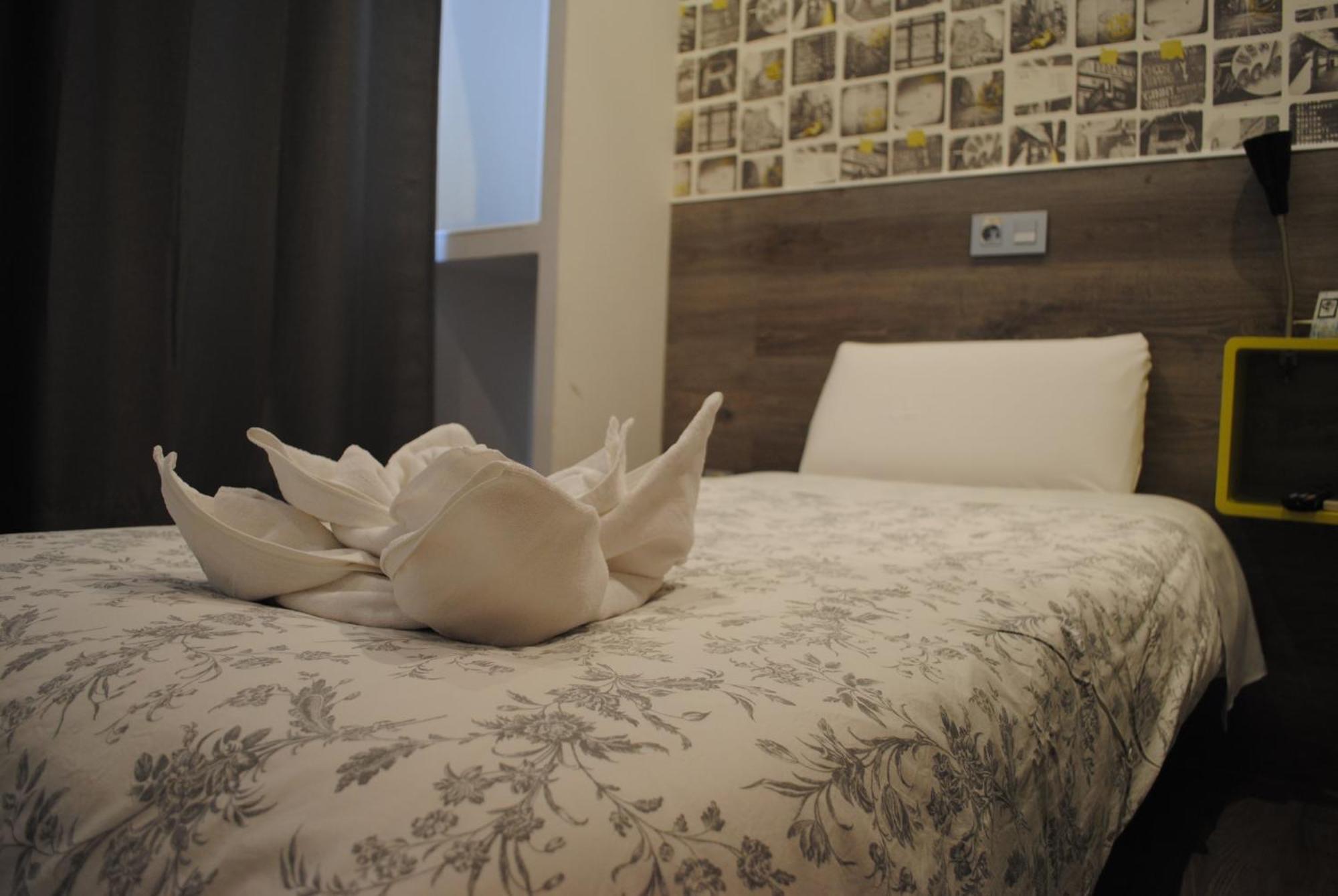 ฮอสทัลอาบริล Hotel มาดริด ภายนอก รูปภาพ