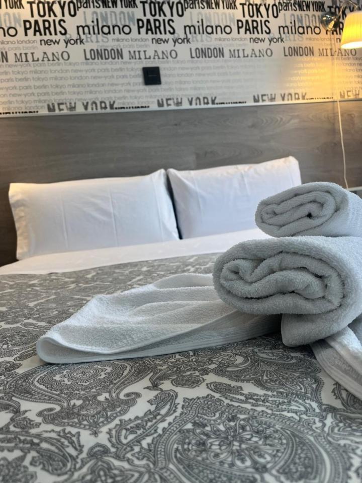 ฮอสทัลอาบริล Hotel มาดริด ภายนอก รูปภาพ