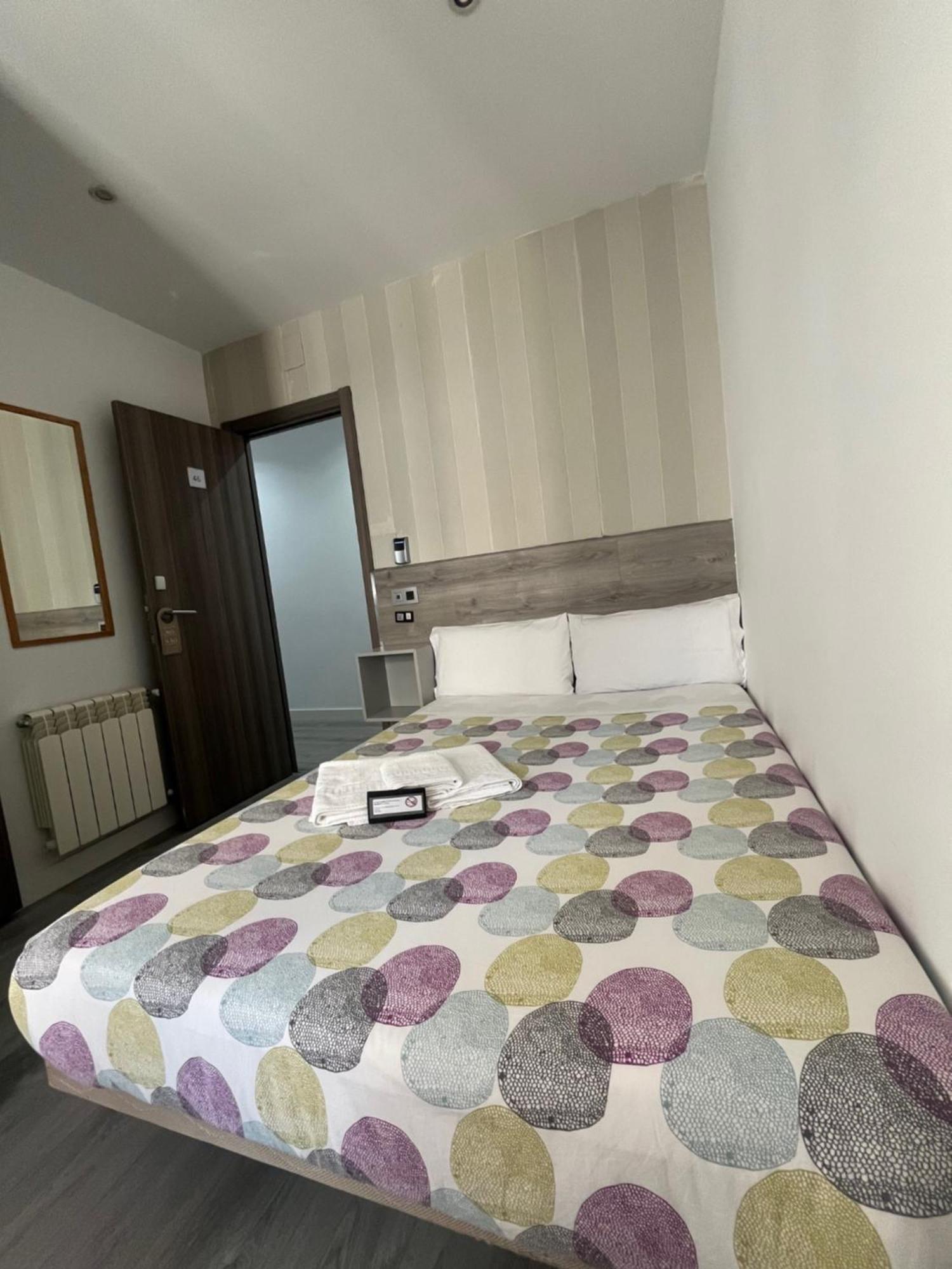 ฮอสทัลอาบริล Hotel มาดริด ภายนอก รูปภาพ