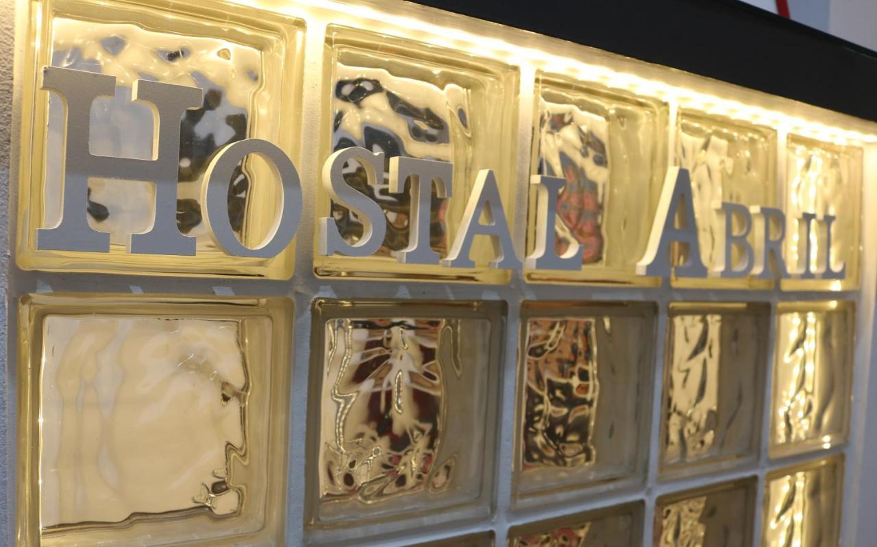 ฮอสทัลอาบริล Hotel มาดริด ภายนอก รูปภาพ